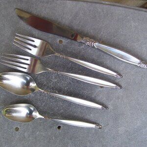 VINTAGE SILVERPLATE 1847 ROGERS - GARLAND -  1 TABLE PLACE SETTING 5 PIECES NICE